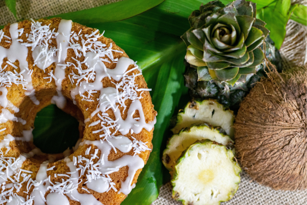 Aprenda como fazer um delicioso bolo de abacaxi fofinho e caramelizado com esta receita fácil e irresistível. Veja dicas e variações incríveis!