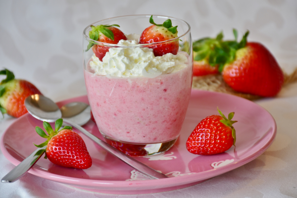 Descubra sobremesas de morango fáceis e deliciosas! Mousse, torta, pavê e geladinho para preparar rapidamente. Confira as receitas!