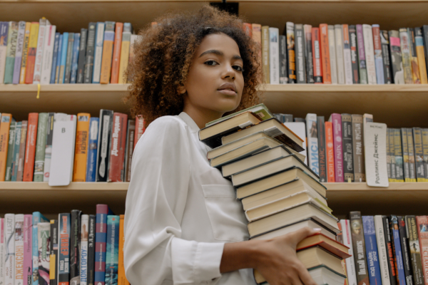 Descubra como vender livros usados de forma prática e lucrativa. Veja onde anunciar, como precificar e conquistar mais compradores!