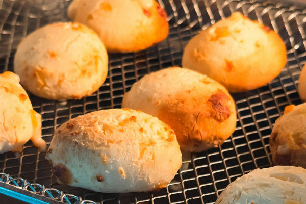Descubra como preparar pãezinhos de queijo perfeitos com receitas tradicionais e práticas como pão de queijo de liquidificador e de frigideira.