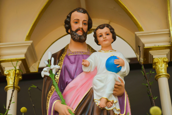 Fortaleça sua fé com a poderosa oração de São José. Conheça sua história, benefícios espirituais e como incluí-la em sua rotina.