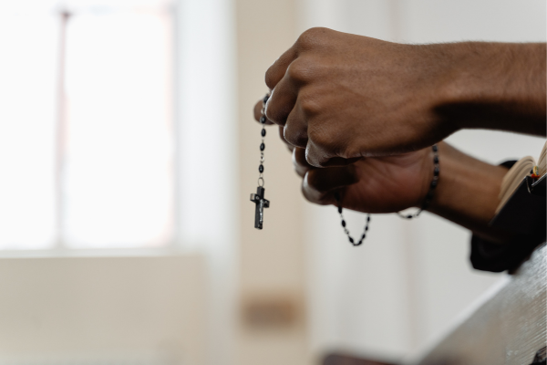 Descubra o que é o terço da misericórdia, como rezá-lo e qual seu significado espiritual segundo a tradição católica.